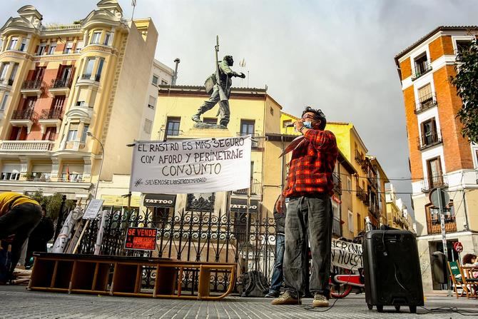 Según se ha acordado, tras la reunión de hoy, cada domingo se instalará la mitad de los puestos, unos 500, de forma alterna.