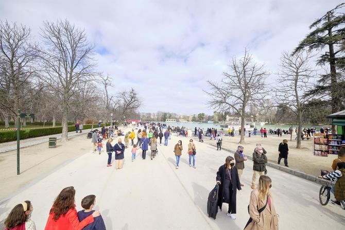 El 60% de la superficie de El Parque de El Retiro vuelve a estar abierto para los madrileños, tras las labores de inspección del arbolado.