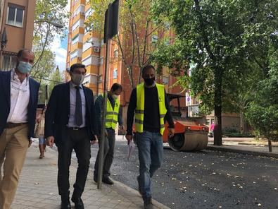 El concejal de Carabanchel, Álvaro González, ha visitado as labores de asfaltado que se llevan a cabo en la plaza de Vulcano .