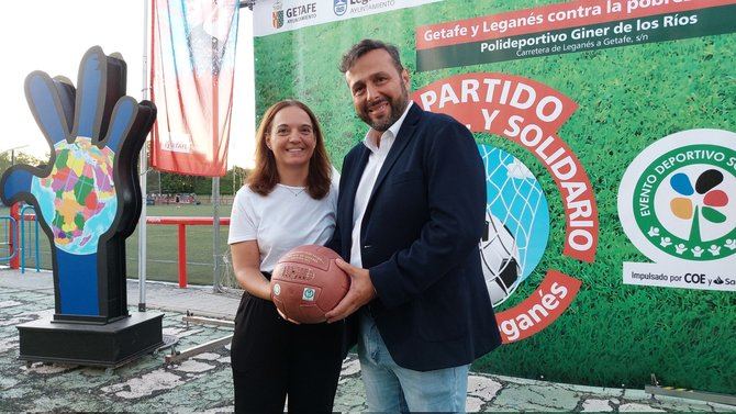 La alcaldesa de Getafe, Sara Hernández, y el concejal de Deportes de Leganes, Miguel Ángel Gutiérrez, durante la clausura del evento deportivo.