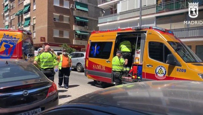 Samur ha trasladado al Hospital 12 de Octubre a una mujer de 89 años en estado crítico tras un golpe de calor. Ha ocurrido en la calle de Carrero Juan Ramón, en el distrito de Carabanchel. La mujer ha fallecido en las dependencias hospitalarias. 