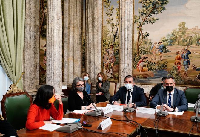 La delegada del Gobierno en la Comunidad de Madrid, Mercedes González, ha presidido esta martes la primera reunión de coordinación para la ayuda humanitaria y la acogida de refugiados procedentes de Ucrania.