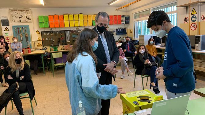 El consejero de Educación y Juventud, Enrique Ossorio, ha participado, en el IES Gran Capitán del distrito de Arganzuela, en la entrega simbólica de placas distintivas a los colegios e institutos que se sumaron al programa durante el curso pasado. En la actualidad, ya son 47 los que forman parte de este proyecto.