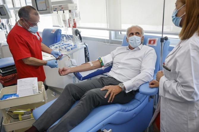 Escudero ha acudido a donar este martes al Centro de Transfusión regional y ha recordado que 'los pacientes no se van de vacaciones y siguen necesitando sangre para llevar a cabo sus tratamientos, cirugías o accidentes, porque sus componentes no se pueden suplir con ninguna otra terapia'.