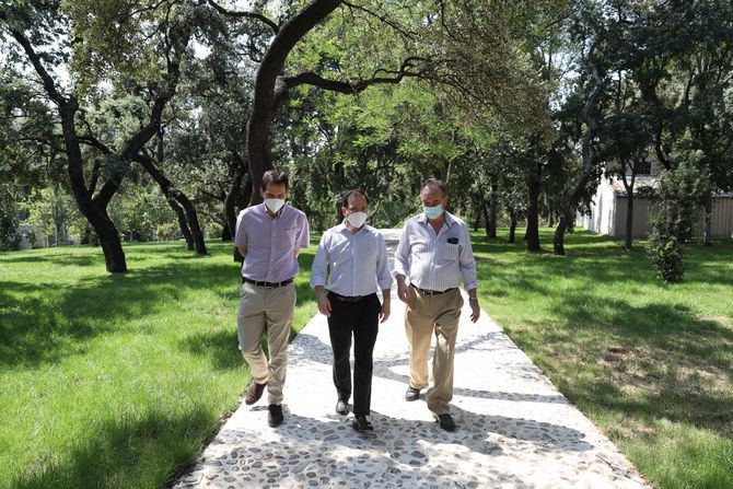 El delegado de Medio Ambiente y Movilidad, Borja Carabante, ha visitado hoy los jardines del Buen Retiro con motivo de la rehabilitación que el área ha llevado a cabo en el entorno del Observatorio Meteorológico, ubicado en el parque histórico.