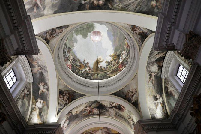 La ermita de San Antonio de la Florida, con los frescos de Goya y donde descansan los restos del pintor.