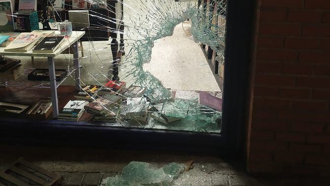 Destrozan el escaparate de la librería feminista Mujeres & Compañía, en el distrito de Arganzuela