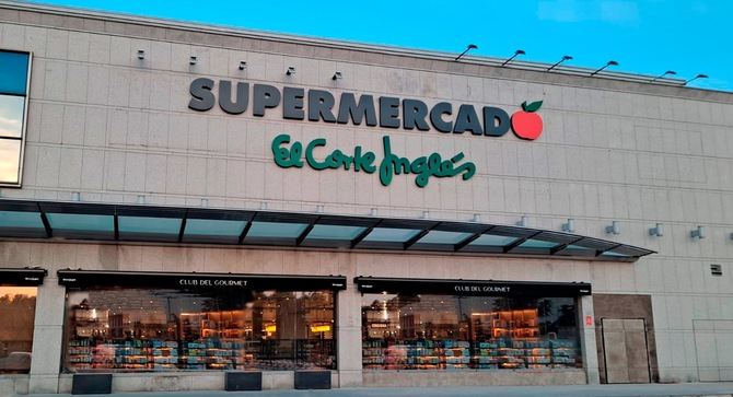 El nuevo Supermercado El Corte Inglés en El Escorial, cuenta con 2.600 m2, que incluyen dentro de su propuesta de alimentación un espacio Club del Gourmet con una barra de degustación.