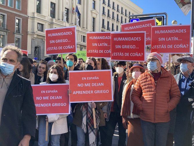 Con esta concentración, 'se pretende poner freno a un proyecto que amenaza con reducir aún más la presencia en el sistema educativo de materias que se encontraban en claro riesgo de extinción, como la Cultura Clásica o el Griego, antes de su definitiva aprobación y puesta en marcha'.