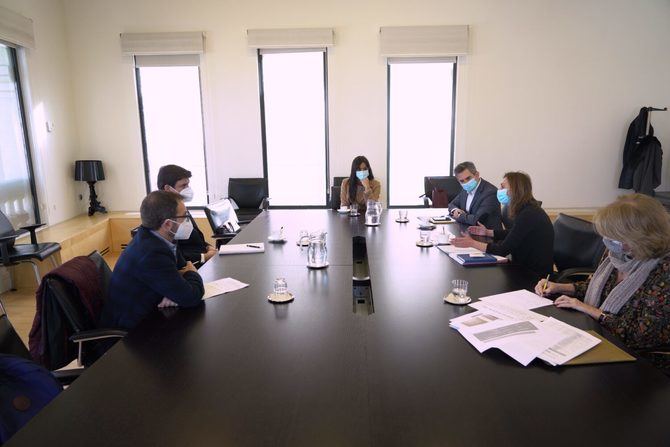 Begoña Villacís, vicealcaldesa de Madrid, y Pepe Aniorte, delegado de Familias, Igualdad y Bienestar Social, durante la reunión con las entidades representantes de las escuelas infantiles privadas, la Asociación de Centros Autónomos de Enseñanza Privada (ACADE) y la Asociación de Centros de Educación Infantil de Madrid (ACEIM).