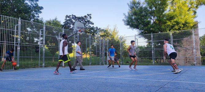 Dirigido a adolescentes y jóvenes de hasta 24 años, así como a sus familiares y adultos de referencia, cuenta con un presupuesto de 805.000 euros para su puesta en marcha con el objetivo de potenciar el desarrollo de acciones preventivas y de promoción de un ocio positivo y saludable.