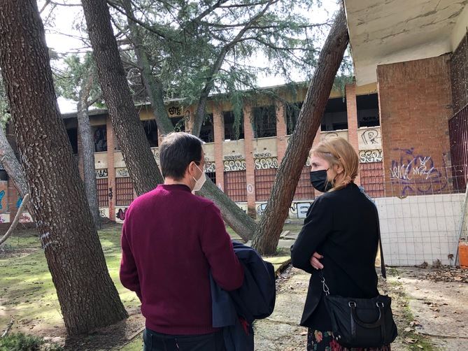 Tras la visita al Espacio de Participación Ciudadana de San Faustino, ambos concejales han recorrido las instalaciones del futuro Centro de Formación Especializado en Tecnologías de la Información y de las Comunicaciones (TIC), en el antiguo colegio de Santa Marta de Babio.