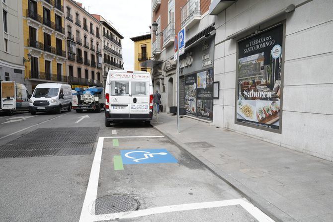 Estos estacionamientos son una medida de acción positiva que contribuye a facilitar la igualdad de oportunidades para todas las personas. Además, el Consistorio ha puesto en marcha un plan para adaptar a la normativa de accesibilidad las casi 14.000 plazas reservadas para PMR que hay en la ciudad.