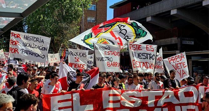 Para la Federación Regional de Vecinos de Madrid (FRAVM), la decisión anunciada por el Consejero de Cultura supone una 'clara victoria de las movilizaciones que la afición del Rayo Vallecano y el vecindario de Vallecas han protagonizado en los últimos meses contra la promoción de un proyecto especulativo con los terrenos del estadio'.