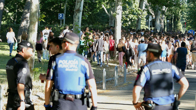 Para evitar altercados, la Policía Municipal de Madrid había puesto en marcha un dispositivo formado por cien agentes, así como drones y sección canina para vigilar la celebración de botellones en los principales campus universitarios (Autónoma, Complutense y Politécnica) por la finalización de la EVAU.