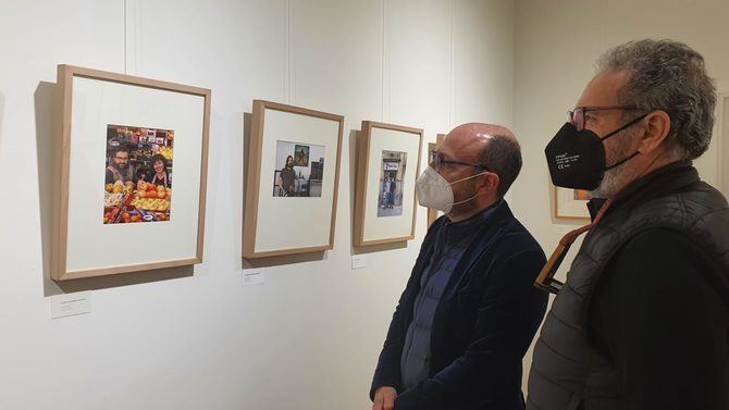 El concejal del distrito de Centro, José Fernández, ha visitado esta muestra cuyo catálogo cuenta con la colaboración del Ayuntamiento.
