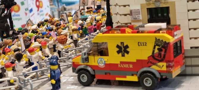 La exhibición, que ha supuesto la utilización de más de cien mil piezas de LEGO para la creación de una treintena de construcciones, ha sido diseñada y desarrollada por una docena de miembros de la Asociación Cultural de Aficionados a las Construcciones LEGO en España ALE!.