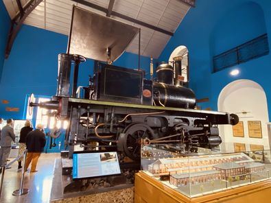 La muestra, abierta al público durante los fines de semana hasta septiembre de 2021 en el Museo del Ferrocarril, revela los 140 años de historia de esta estación desde sus inicios hasta su conversión en espacio museístico.