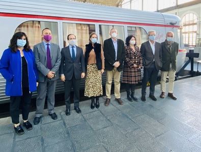 El delegado de Medio Ambiente y Movilidad, Borja Carabante, acompañado de la concejala del distrito de Arganzuela, Cayetana Hernández de la Riva, ha visitado esta mañana la exposición 'Madrid-Delicias. 140 años de una estación', organizada por la Fundación de los Ferrocarriles Españoles con la colaboración del Ayuntamiento de Madrid.