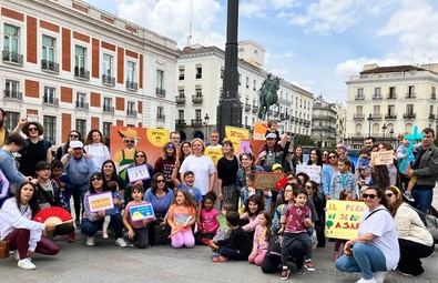 Una cita a la que se unirán los docentes de la Comunidad de Madrid, en este caso convocados por CC.OO., UGT y CSIT Unión Profesional, en un intento de unir fuerzas con Sanidad por la calidad de los dos 'pilares' del Estado de Bienestar. Contarán con el apoyo de la FAPA Francisco Giner de los Ríos, que agrupa a un millar de asociaciones de padres y madres de la región.