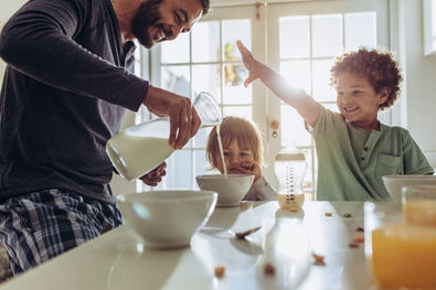 Se busca concienciar sobre hábitos alimenticios adecuados, especialmente en familias con menos ingresos, para mejorar la salud pública.