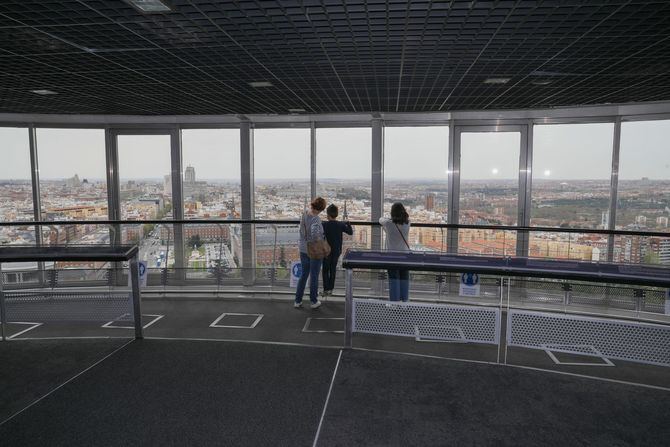 Esta estructura de 110 metros es una antigua torre de iluminación que fue construida en el año 1992 para conmemorar la elección de Madrid como Capital Europea de la Cultura. Su mirador ofrece unas espectaculares vistas a 92 metros de altura.