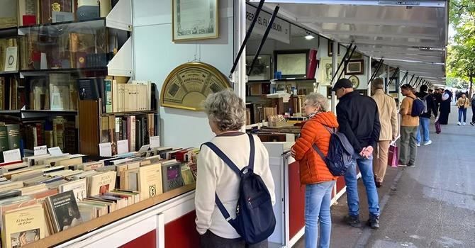 La Feria de Otoño del Libro Viejo y Antiguo de Madrid 2024 se celebrará en el madrileño paseo de Recoletos. Las casetas comienzan en Cibeles y llegarán hasta la altura de la calle de Almirante.