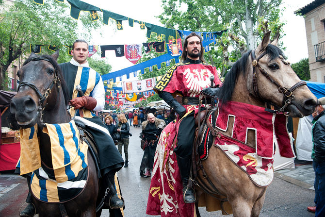 Los caballeros vuelven a batirse este Puente de Mayo. 16 especialistas y seis purasangres españoles protagonizan un espectáculo de acción ecuestre e histórica, inspirado en las justas prohibidas por la iglesia católica en el siglo XV. Se emplean más de 150 piezas de vestuario y decenas de armas de época, además de pirotecnia.