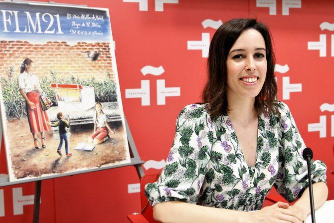 Andrea Reyes, joven ilustradora madrileña, es la autora del cartel de la edición 2021 de la FLM, que celebra su 80ª edición, con Colombia como país invitado y el patrocinio de CaixaBank.