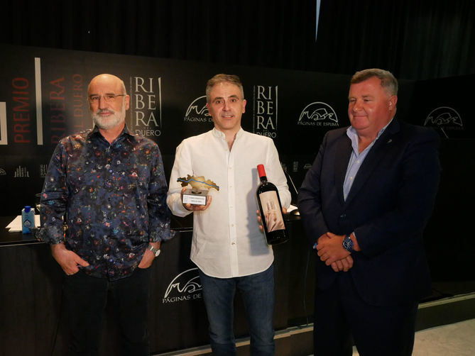 El argentino Marcelo Luján, flanqueado por Fernando Aramburu, presidente del jurado, y Enrique Pascual, presidente de la D.O. Ribera del Duero.