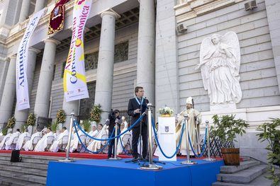 El alcalde de Madrid, José Luis Martínez-Almeida, ha asistido este jueves a la misa mayor en honor a la Virgen de la Almudena, en el día en que se celebra el 75º aniversario de su coronación canónica, y en la que, tras la tradicional ofrenda floral, ha renovado el Voto de la Villa.