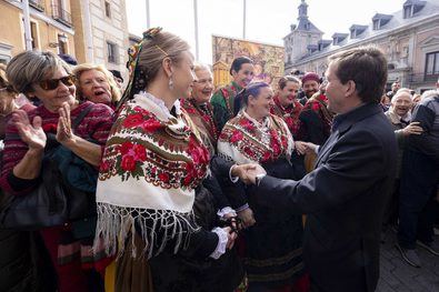 Ante los medios de comunicación, antes de participar en la misa, el regidor ha instado a los madrileños a celebrar a su patrona, la Virgen de la Almudena.