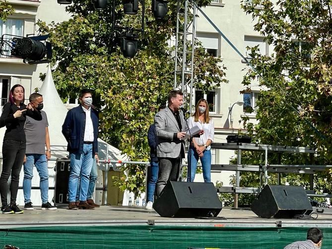 Han comenzado de forma oficial las fiestas patronales del distrito de Salamanca en honor a la Virgen del Pilar con el pregón que ha leído el humorista Carlos Latre, a quien ha acompañado el concejal de Salamanca, José Fernández.