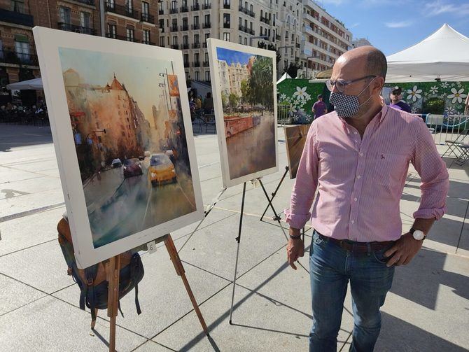 El programa de fiestas ha comenzado esta mañana con la celebración del Concurso de Pintura Rápida Fiestas del Pilar-Plaza Dalí, en el que el concejal de Salamanca ha entregado los premios a los ganadores.