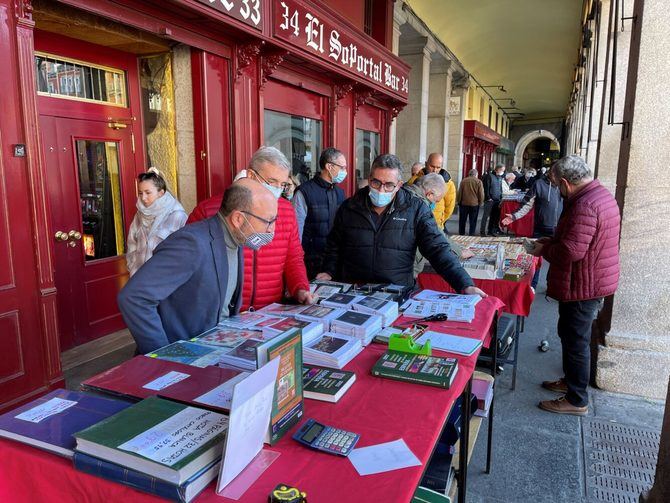 Cada domingo, de 9.00 a 14.00 horas, los aficionados al intercambio de sellos, monedas, postales y objetos similares tienen una cita obligada con la plaza Mayor.