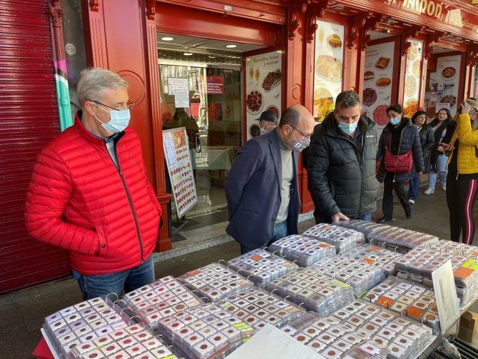 Los 138 puestos con productos de filatelia y numismática de la plaza Mayor han regresado a su tradicional ubicación en los soportales de la plaza.