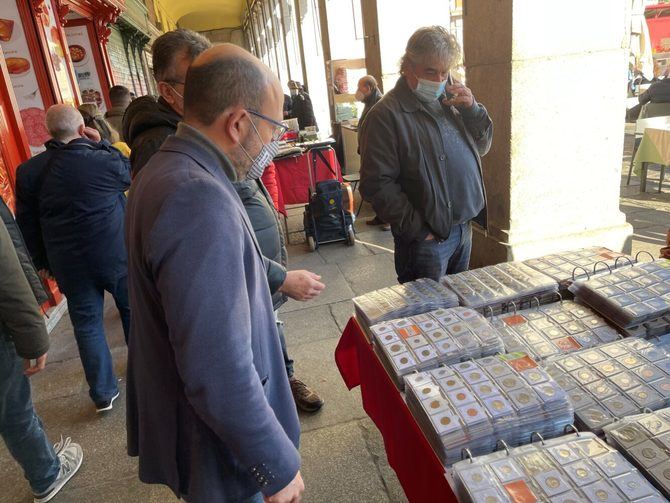 Los puestos de filatelia y numismática regresan a su tradicional localización en la plaza Mayor