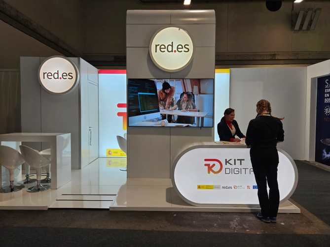 El Programa Kit Digital es una iniciativa del Gobierno de España gestionada por Red.es que tiene como objetivo promover la digitalización de pequeñas empresas, microempresas y autónomos, contribuyendo así a la modernización del tejido productivo español.