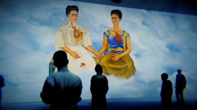 'Vida y Obra de Frida Kahlo' ofrece al visitante una experiencia a medio camino entre el cine, el espectáculo audiovisual a gran escala y la museística tradicional.