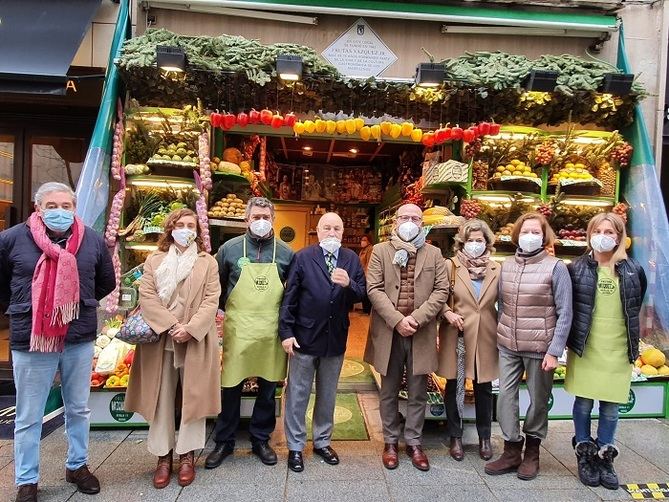 El concejal del distrito de Salamanca, José Fernández, ha descubierto una placa en homenaje a una de las fruterías más antiguas de la ciudad, Frutas Vázquez, situada en plena 'Milla de Oro'. 