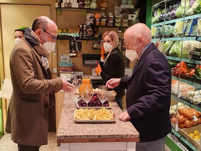 Inaugurada en 1943, este establecimiento de la calle Ayala, 11, a escasos metros de la calle de Serrano, es conocido por llevar más de 75 años formando parte de la cultura y gastronomía madrileña. 