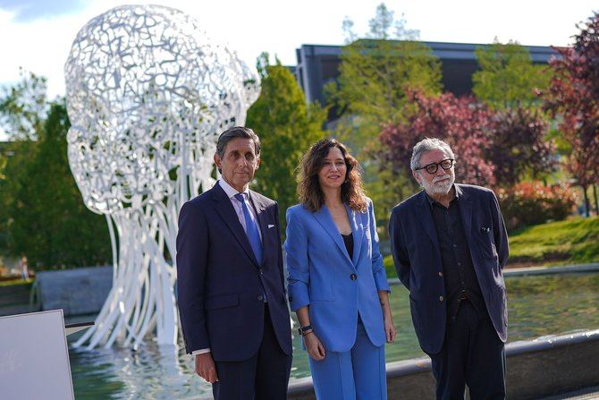 La presidenta de la Comunidad de Madrid, Isabel Díaz Ayuso, ha clausurado este lunes el acto de presentación de 'Iris', la nueva escultura del artista catalán Jaume Plensa que se ha instalado en la sede de Telefónica para conmemorar el centenario de la cuarta compañía más importante de Europa en el sector.