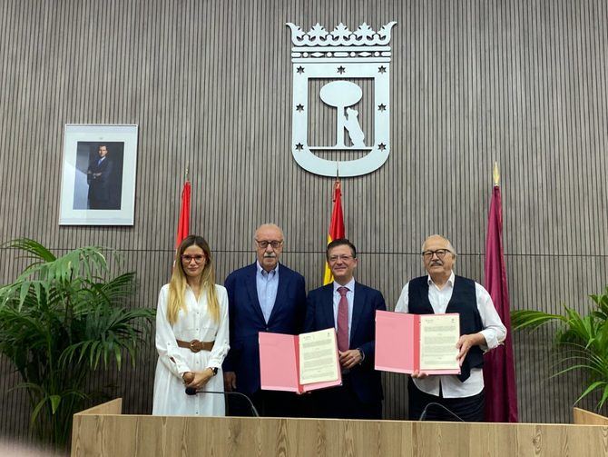 A la reunión, celebrada en el salón de Plenos de la Junta Municipal de Fuencarral-El Pardo, han asistido el concejal de Fuencarral-El Pardo, José Antonio Martínez Páramo; el presidente de la Fundación Juanito Maravilla, José Planas; la concejala delegada de Deporte, Sonia Cea, y el exentrenador de la selección nacional de fútbol, Vicente del Bosque.