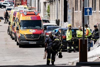 A última hora de la tarde, las grúas habían logrado levantar parte del forjado y hormigón y los efectivos de los Bomberos han logrado llegar hasta los cuerpos de los obreros, tras más de ocho horas de trabajo.