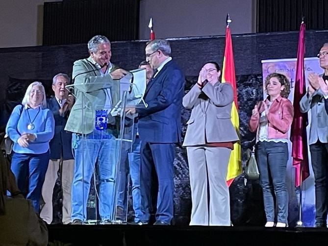 El concejal de Fuencarral-El Pardo, Javier Ramírez, junto al pregonero de las fiestas 2023, Pedro Guiñales, hostelero fuencalarreño propietario de Casa Pedro, uno de los restaurante más antiguos de Madrid, con más de 200 años de historia. 