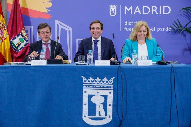 Martínez Páramo, Almeida y Sanz en la rueda de prensa celebrada tras la Junta de Gobierno que se celebró este jueves en la Junta de Fuencarral-El Pardo de manera extraordinaria.