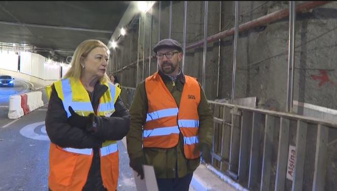 La delegada de Obras y Equipamientos, Paloma García Romero, ha visitado el túnel, en Fuencarral-El Pardo, que está siendo objeto de trabajos de renovación de los revestimientos y mejora de las instalaciones.