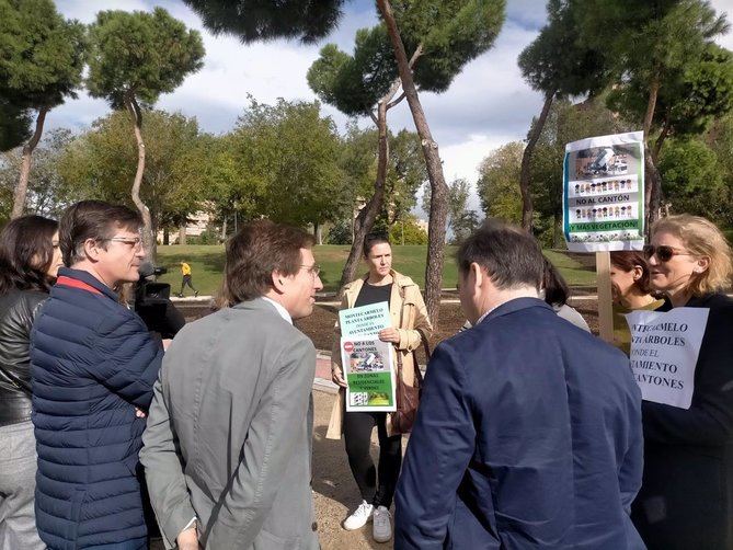 Vecinos de Montecarmelo protestaban, a finales de octubre, en un acto del alcalde de Madrid, José Luis Martínez-Almeida, en el parque Norte Carmen Tagle, contra el cantón de limpieza previsto en su barrio.