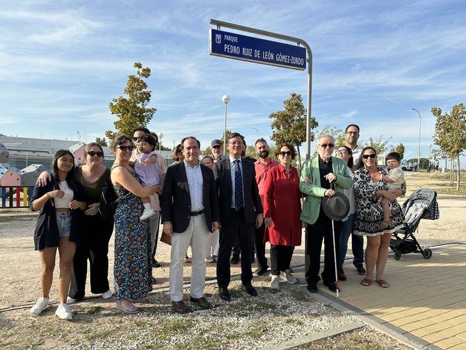 El delegado de Urbanismo, Medio Ambiente y Movilidad, Borja Carabante, y el concejal delegado de Limpieza y Zonas Verdes y concejal de Fuencarral-El Pardo, José Antonio Martínez Páramo, han descubierto, este lunes, la placa en homenaje al histórico vocal vecino del distrito.