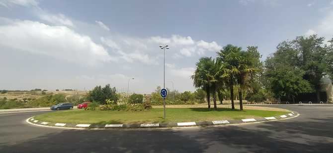 La glorieta situada en la calle de Rosalía de Castro entre los números 69, 71 y 73, junto a las zonas deportivas del parque Gabriela Mistral.